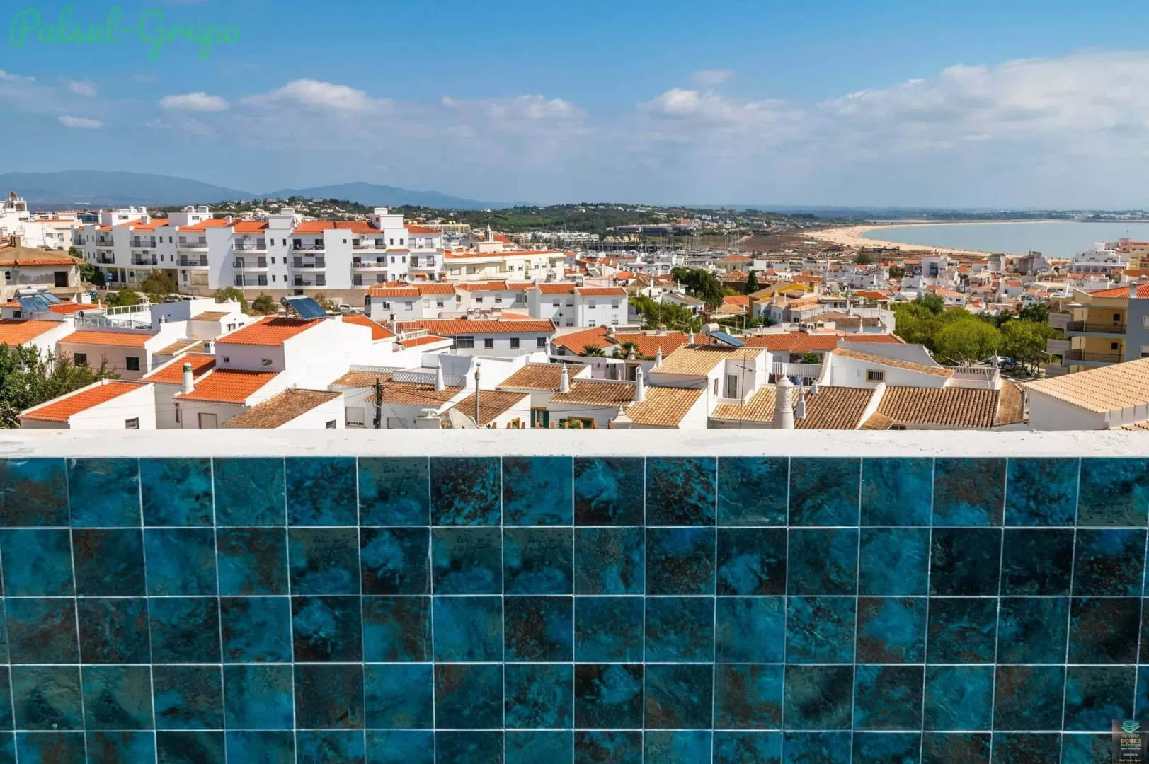 OPORTUNIDADE ÚNICA! Viva  numa Moradia V3  de prestigio com vistas deslumbrantes  com Piscina  no top  do terraço!