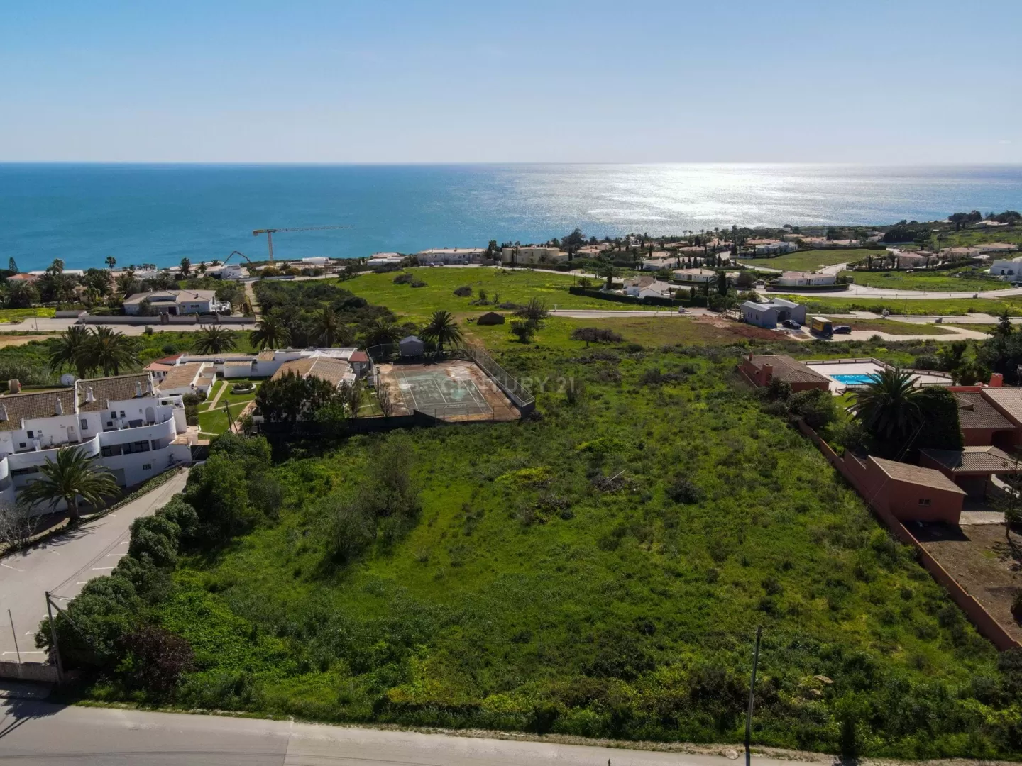 *** Terreno urbano, de 7.080 m2 com vista mar e PIP de projeto aprovado - Luz - Lagos - Portugal ***