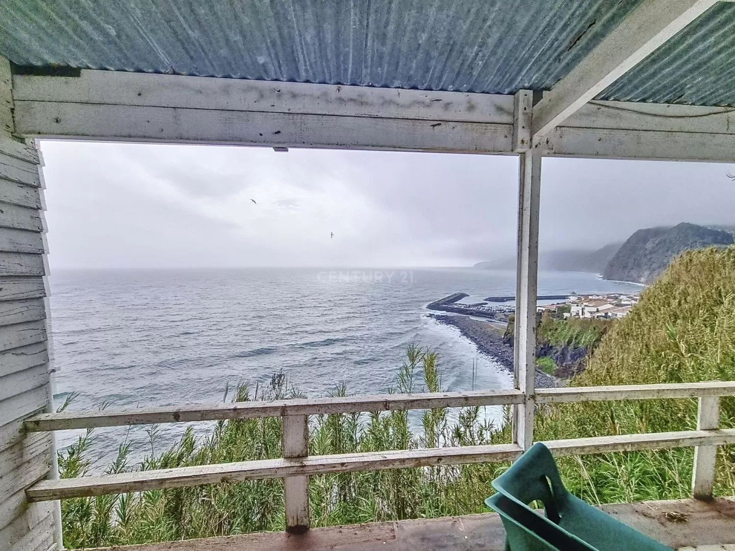 Terreno com Casa de Madeira e Vista Mar