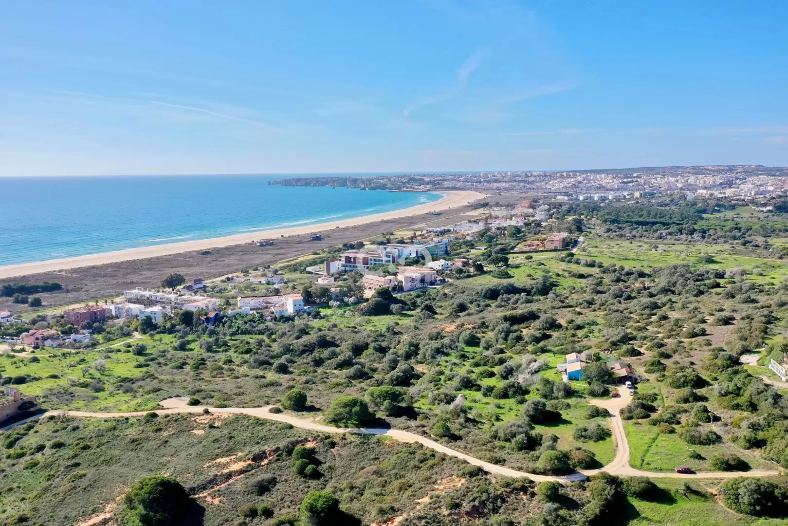 Terreno único com vista mar e Palmares golfe a poucos metros da Meia praia.