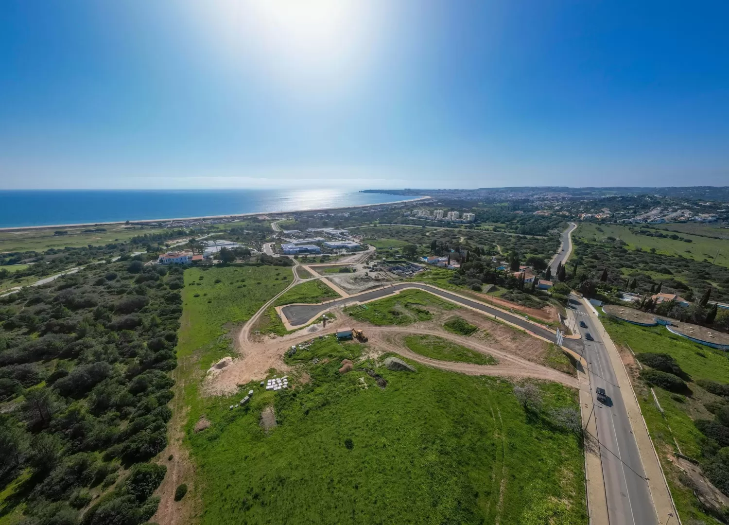 Terreno Exclusivo para Construção na Meia Praia, a uma Curta Distância a Pé da Praia e Vistas Deslumbrantes sobre o Mar
