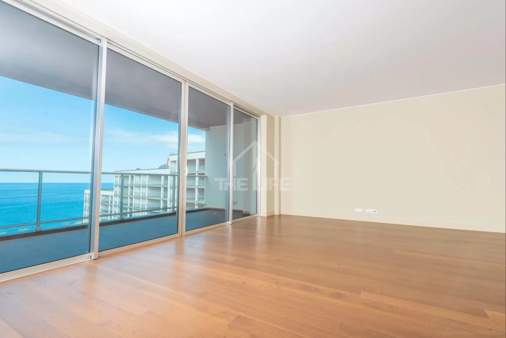 APARTAMENTO T2 para venda com piscina e ESPETACULAR vista mar na linha da frente em São Martinho, Funchal, Ilha da Madeira