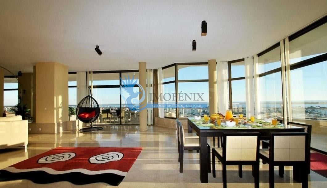 Penthouse T4 com piscina privada- Arrendamento Anual 