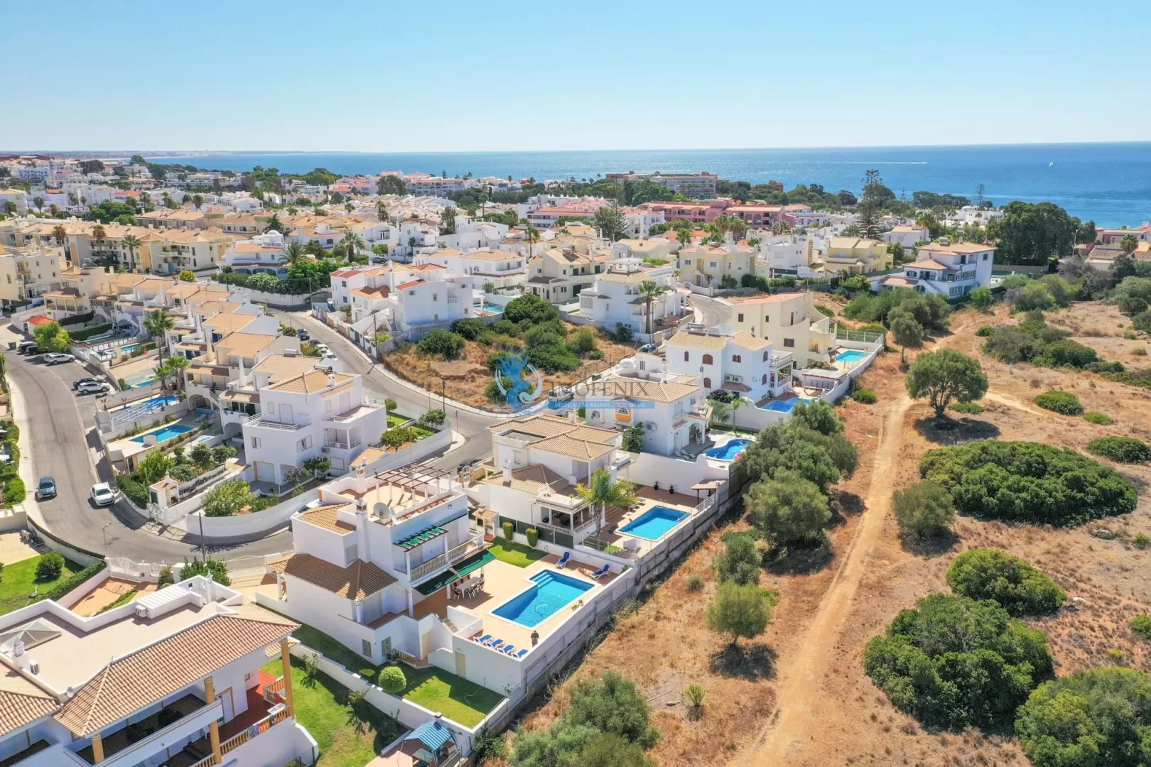 EXCELENTE MORADIA COM 4 QUARTOS, VISTA MAR, AMPLA GARAGEM, PISCINA E A ESCASSOS MINUTOS A PÉ DA PRAIA.