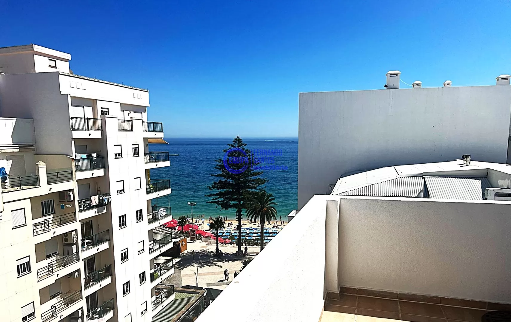 Apartamento  praticamente na 1ª linha da Vila e com uma excelente vista para a praia