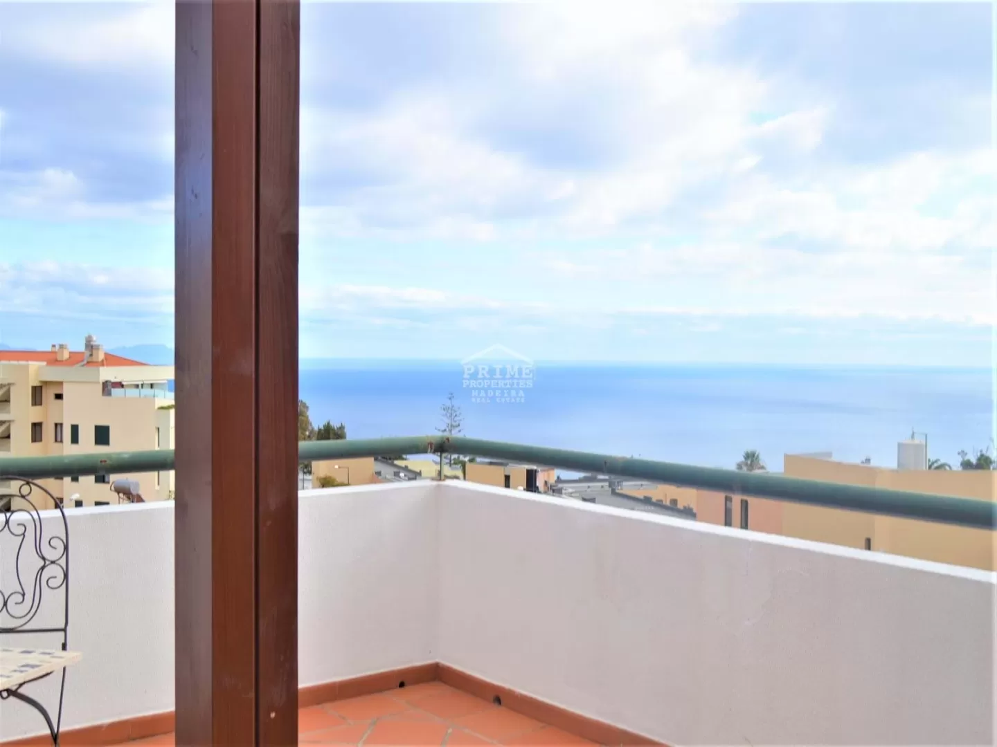 Vende-se apartamento de três quartos à venda em Garajau, com vista mar