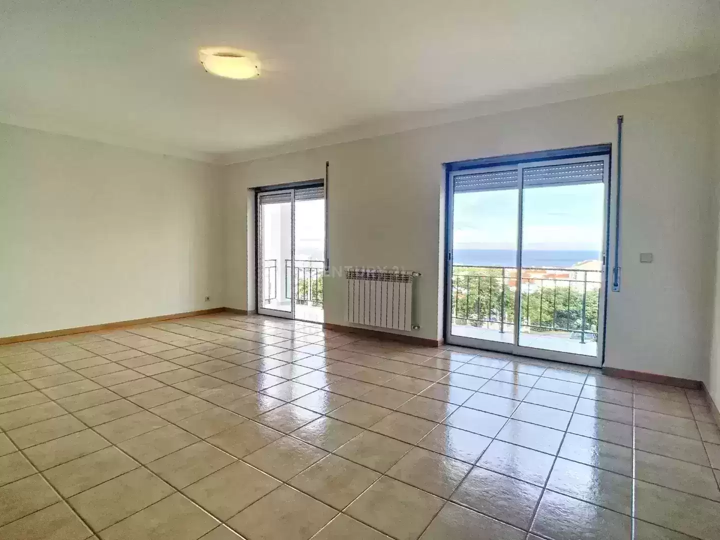 Moradia V3 inserida em condomínio fechado com  excelentes vistas de mar