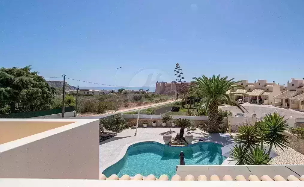 MORADIA RENOVADA de 3 quartos na Praia da Luz apenas a 5 minutos a pé da praia - com uma piscina enorme, BBQ, sala de jogos, um grande jardim e com vista para o mar! 