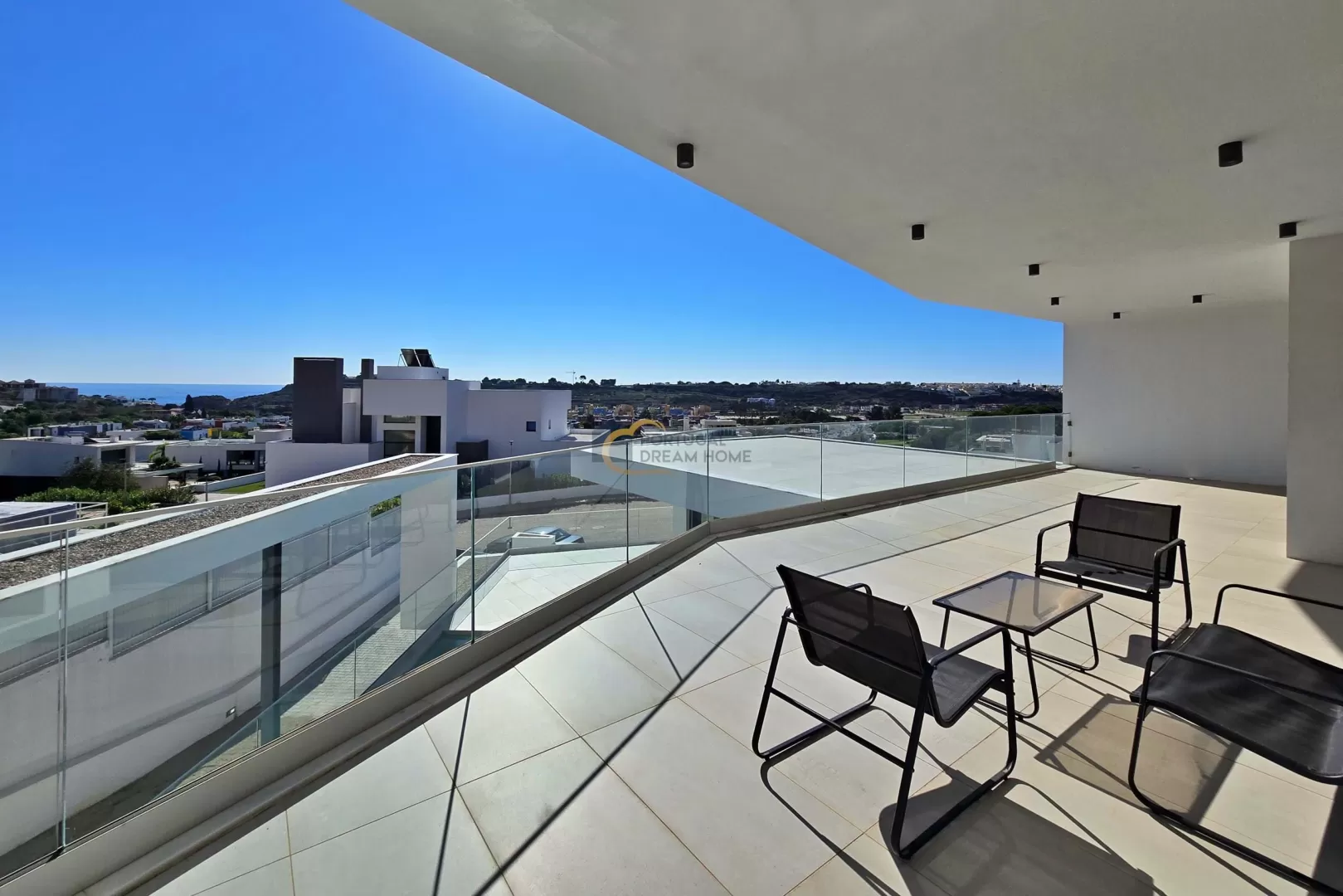 Moradia V4 para venda perto da Marina de Albufeira com piscina e vista Mar