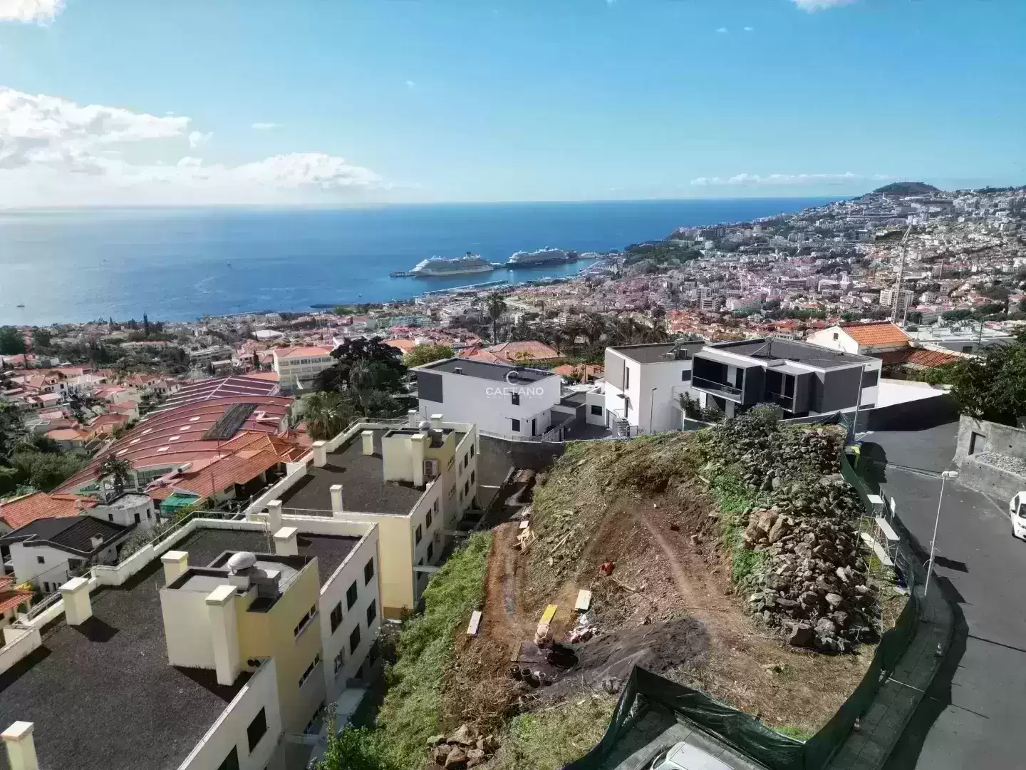 Villa de Luxo com Vista Deslumbrante para a Baía do Funchal ? O Epítome da Elegância e Conforto 