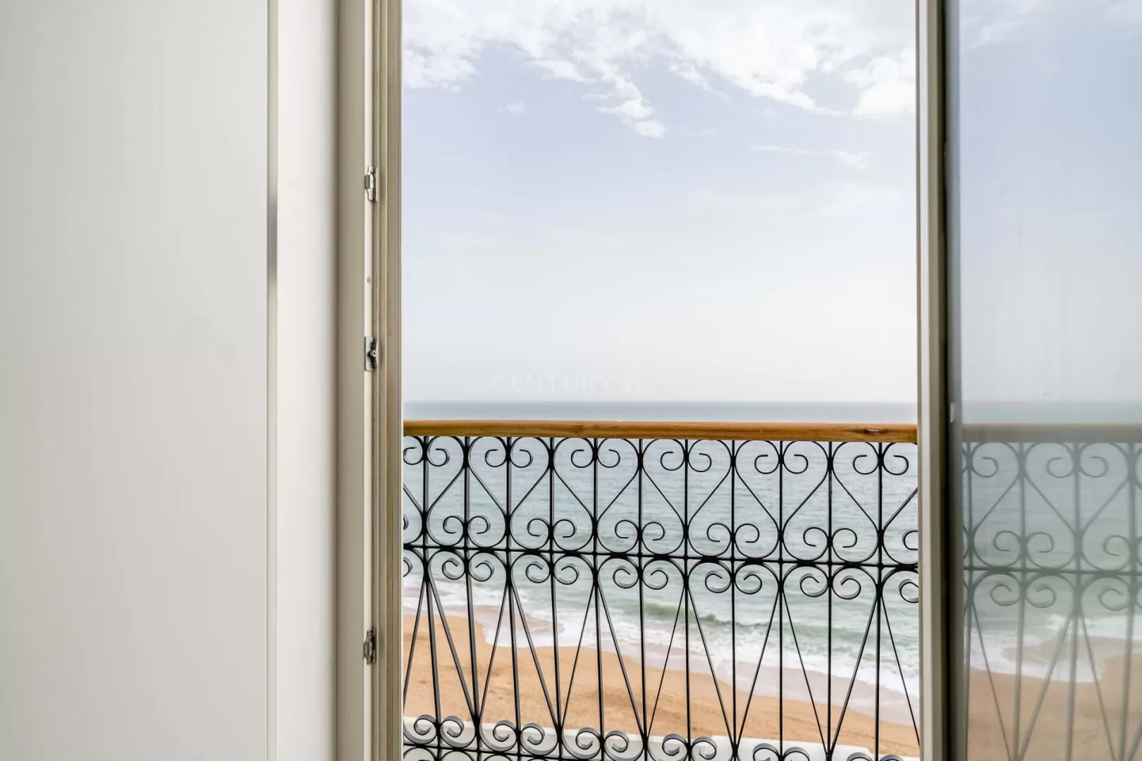 Moradia em primeira linha Mar com piscina no Terraço. Com uma Vista única!