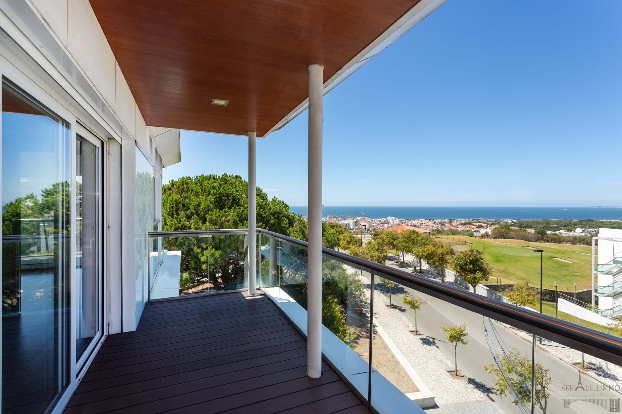 Apartamento T4 luminoso com vista para o oceano na Costa da Caparica.