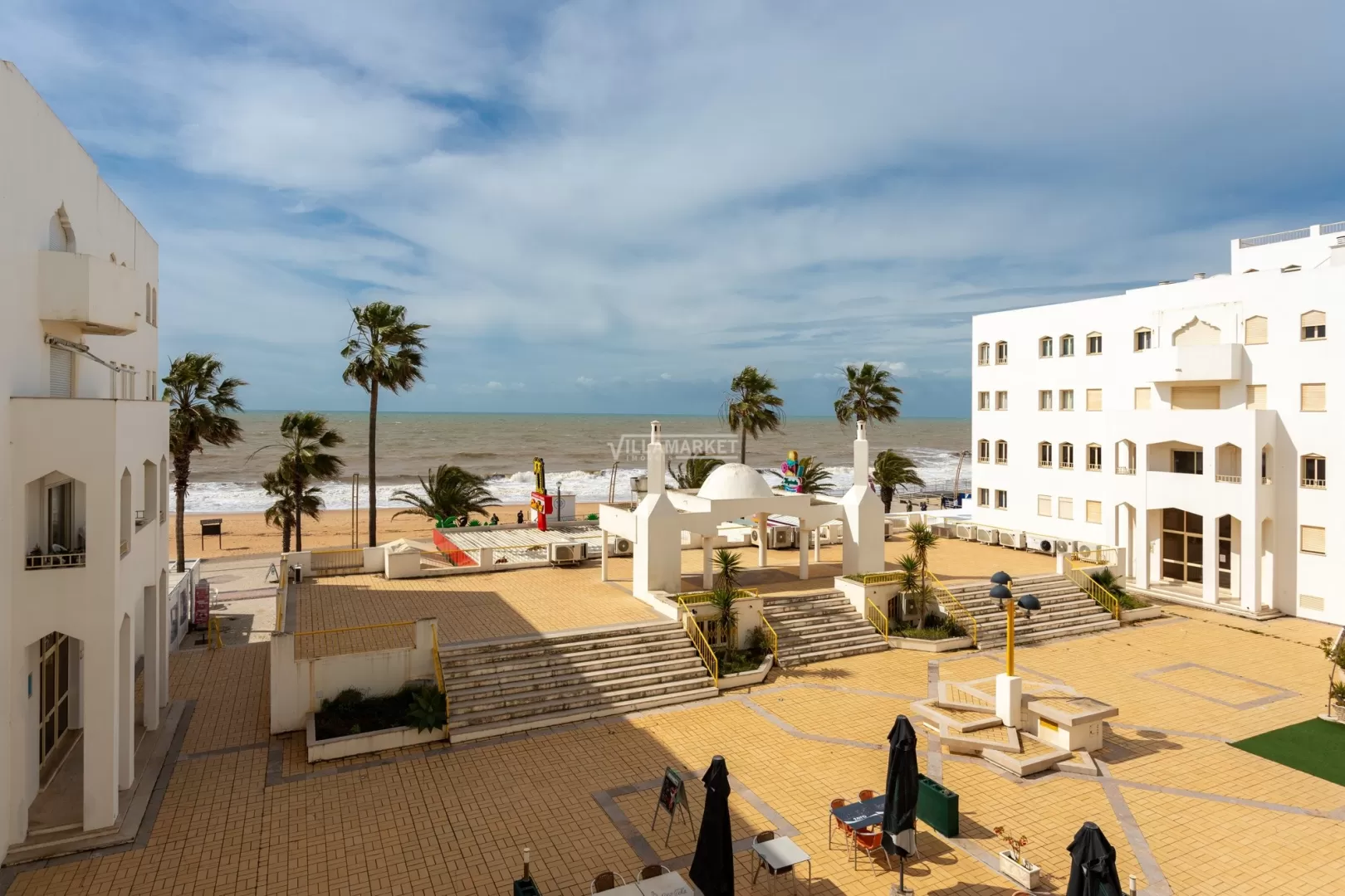 Apartamento T2 remodelado com estacionamento e arrecadação situado na 1º linha de mar em Quarteira  