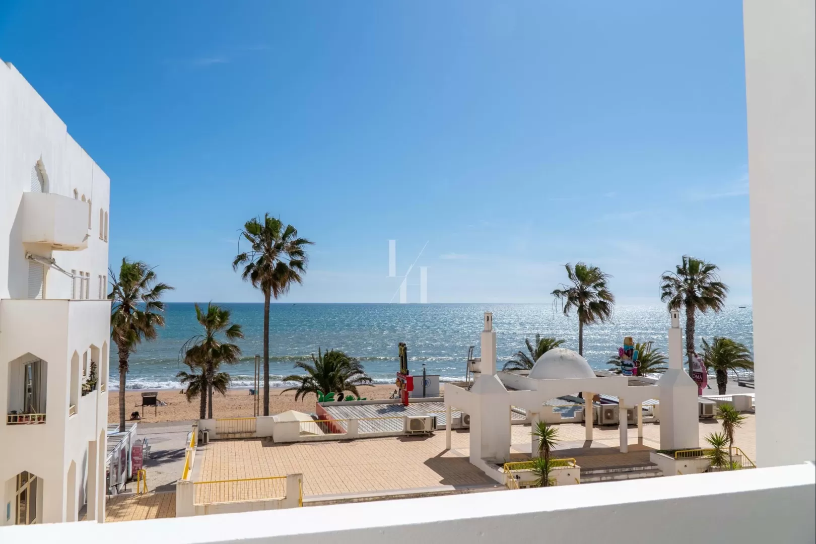 Apartamento T2 renovado para venda com vista mar em Quarteira