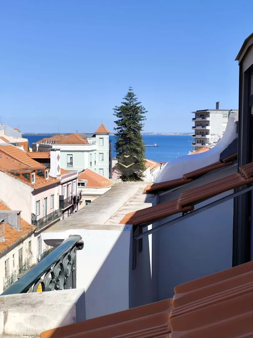 Para Venda: Apartamento T2 Moderno com Vista Rio no Coração de Lisboa