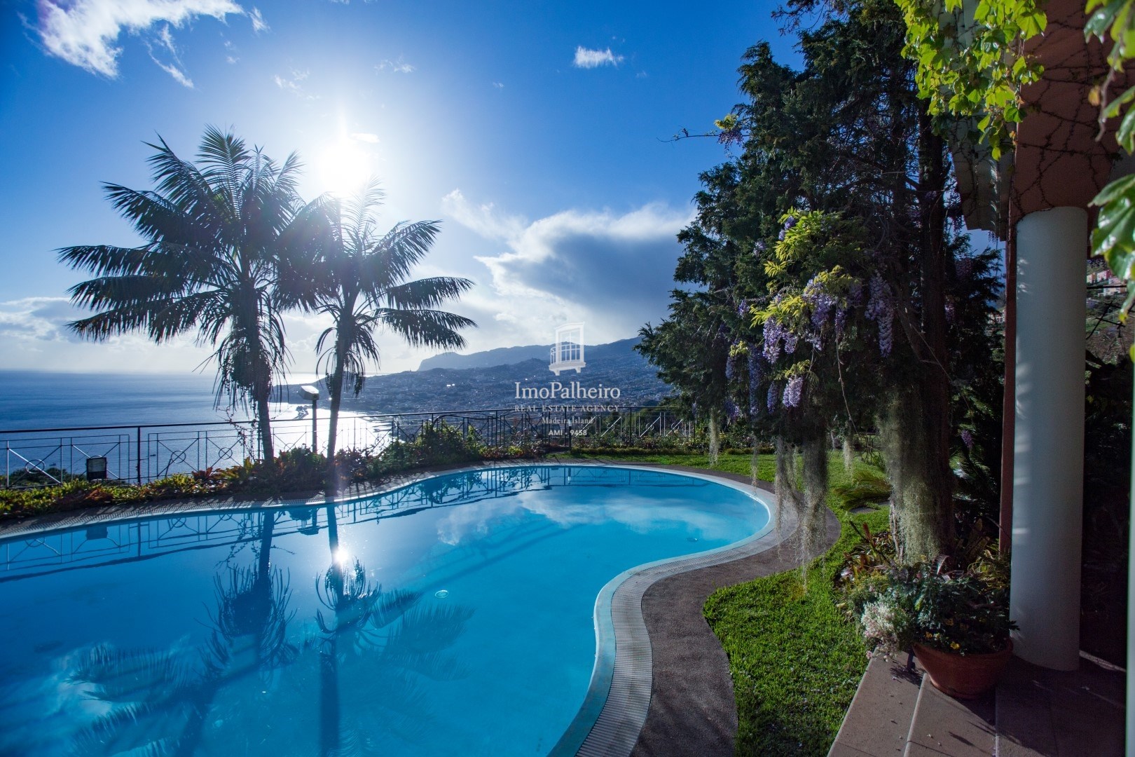 Vista panorâmica do Oceano e funchal da vila premium em Neves