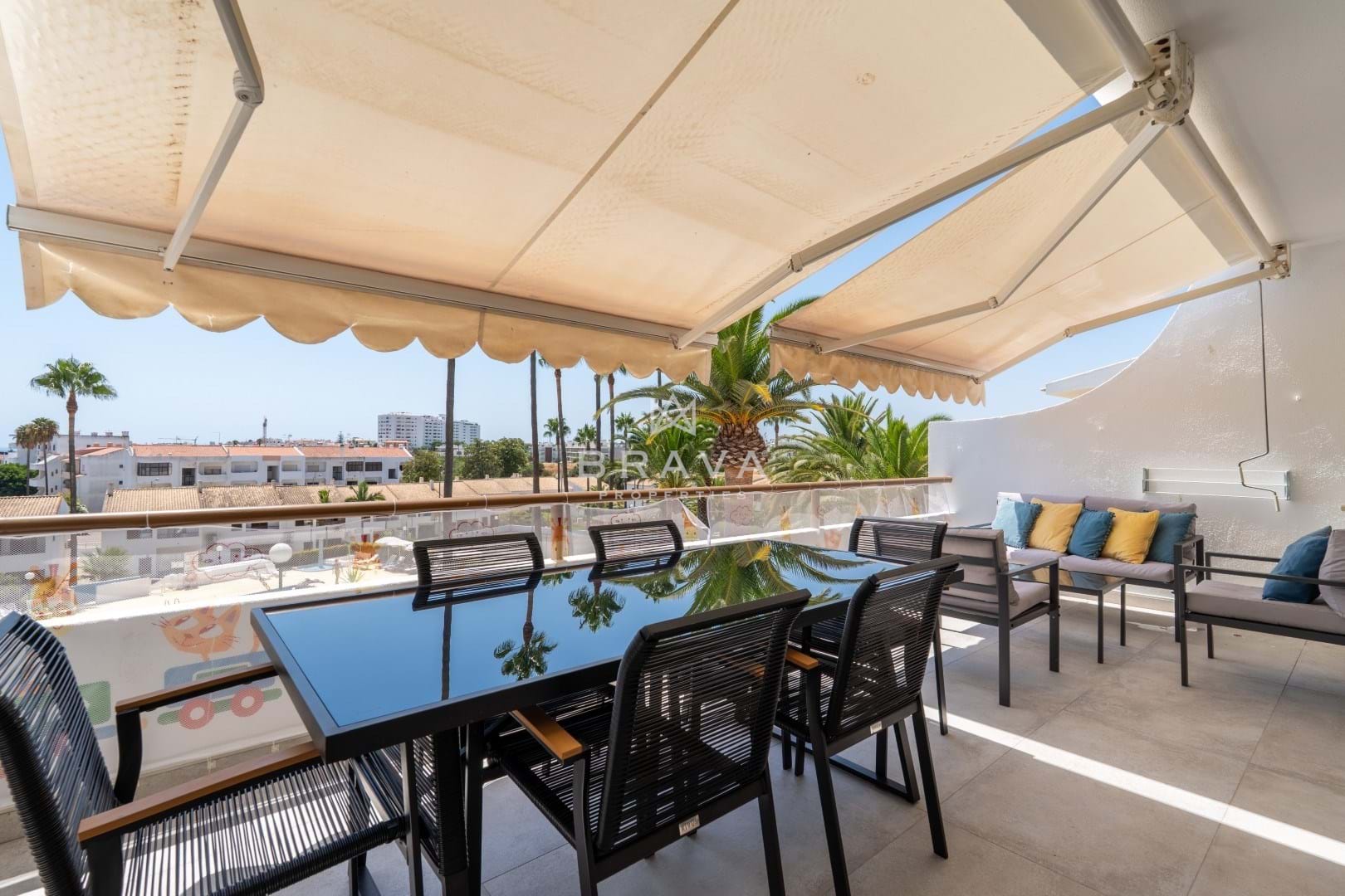 Apartamento T2 remodelado com terraço, vista mar e piscina