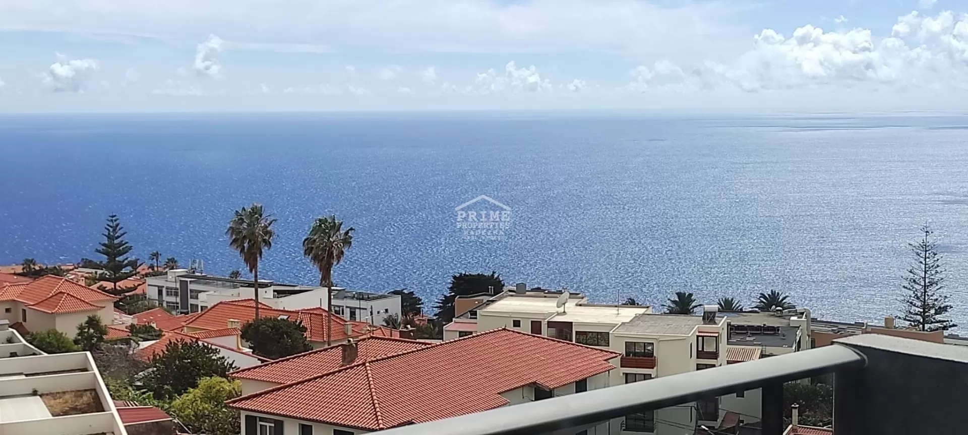 Lindo apartamento no último andar com estacionamento incluído e vista desafogada para o mar. 