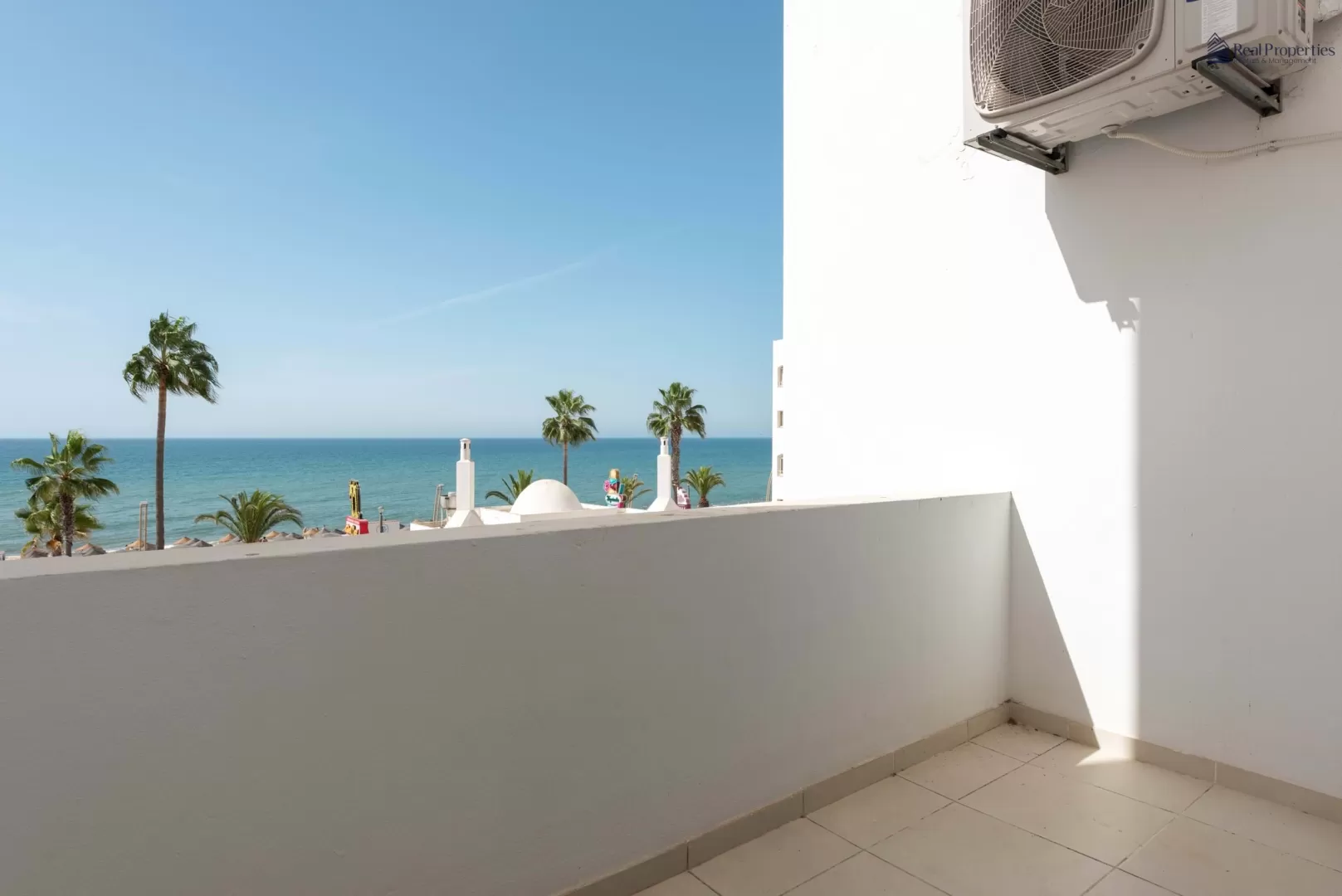 Apartamento T2 Renovado na Primeira Linha da Praia de Quarteira ? Vista Mar Única