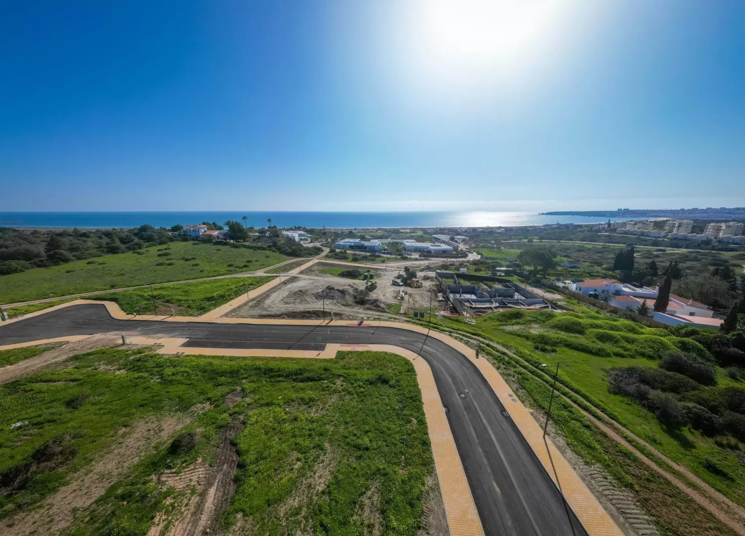 Soberbo Terreno para Construção Situado na Meia Praia com Vistas Deslumbrantes Sobre o Mar