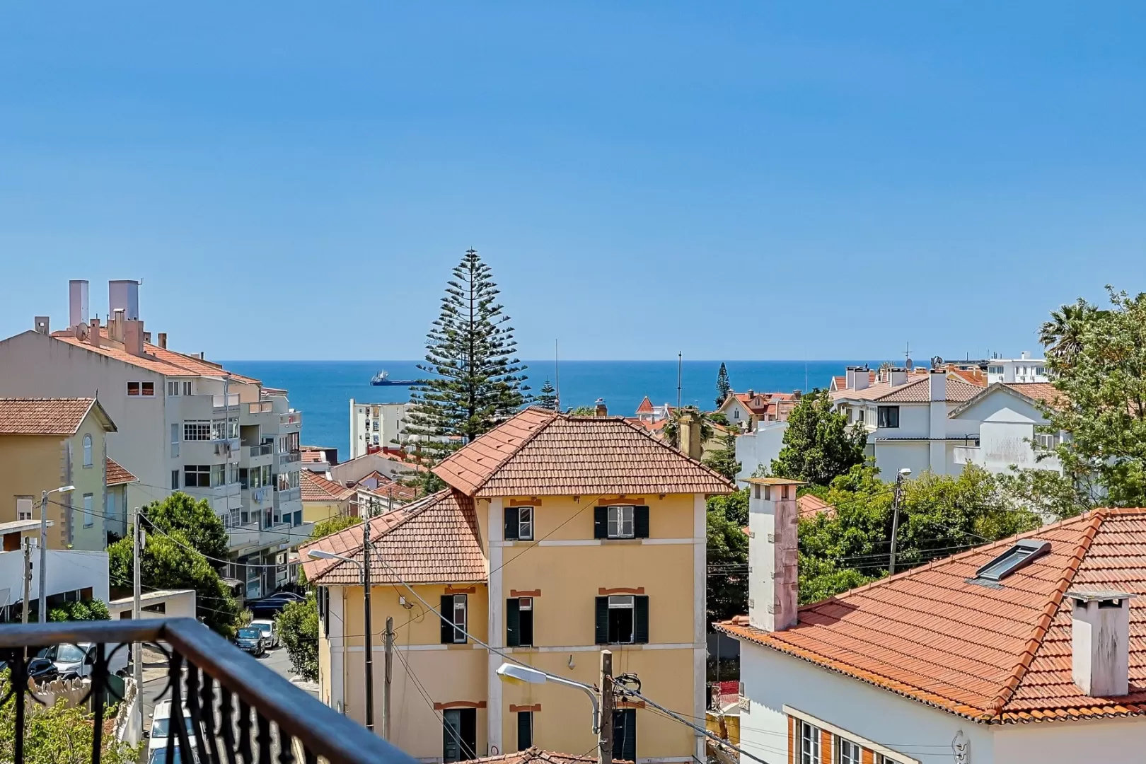 Sofisticado Duplex T3 com Vista Mar, Varanda e Elevador Privativo no Monte Estoril
