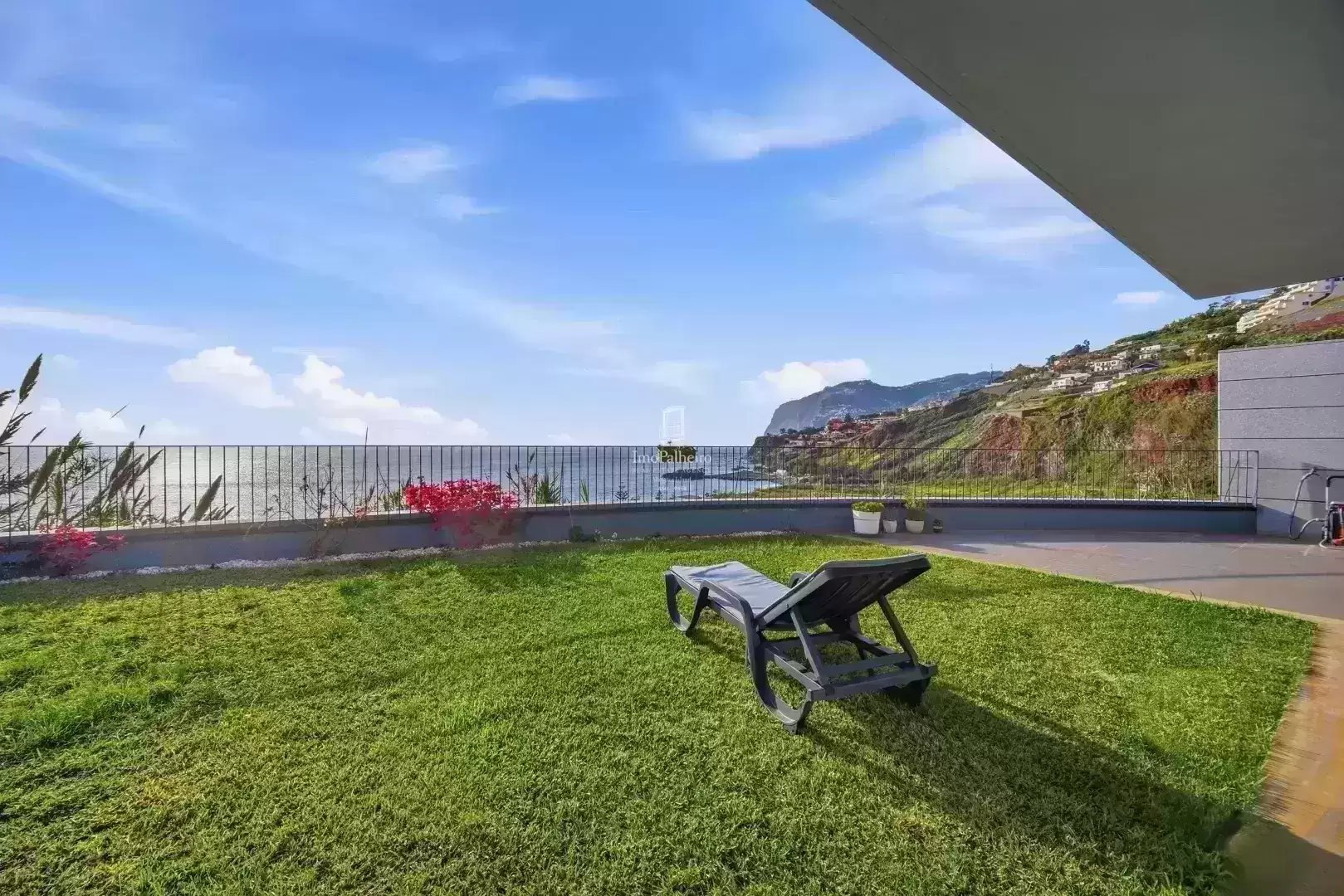 Apartamento de dois andares com vista ao oceano e jardim privado ? Vida no estilo de vila na Estrada Monumental