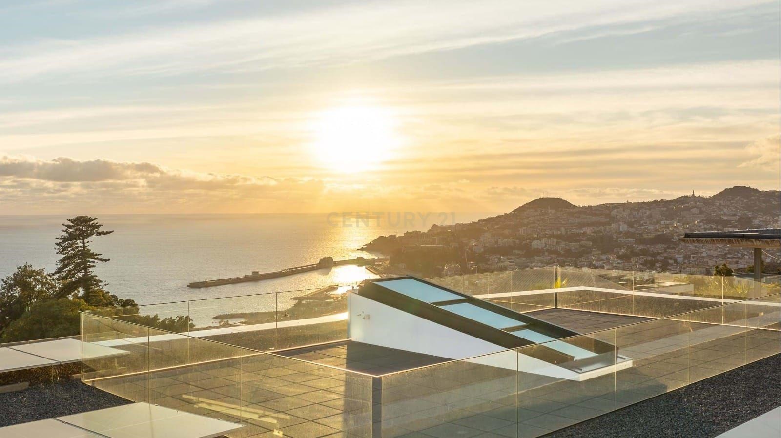Luxuosa Moradia T4 no Funchal com Piscina e Vista Panorâmica