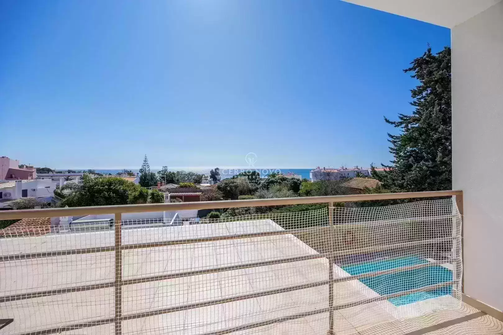 Moradia contemporânea com quatro quartos e vista mar localizada a apenas 300 metros da praia