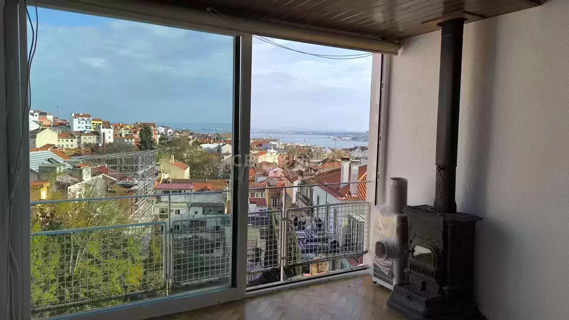 Arrendamento - T2+1 com vista deslumbrante sobre Lisboa e o Rio Tejo ? Príncipe Real
