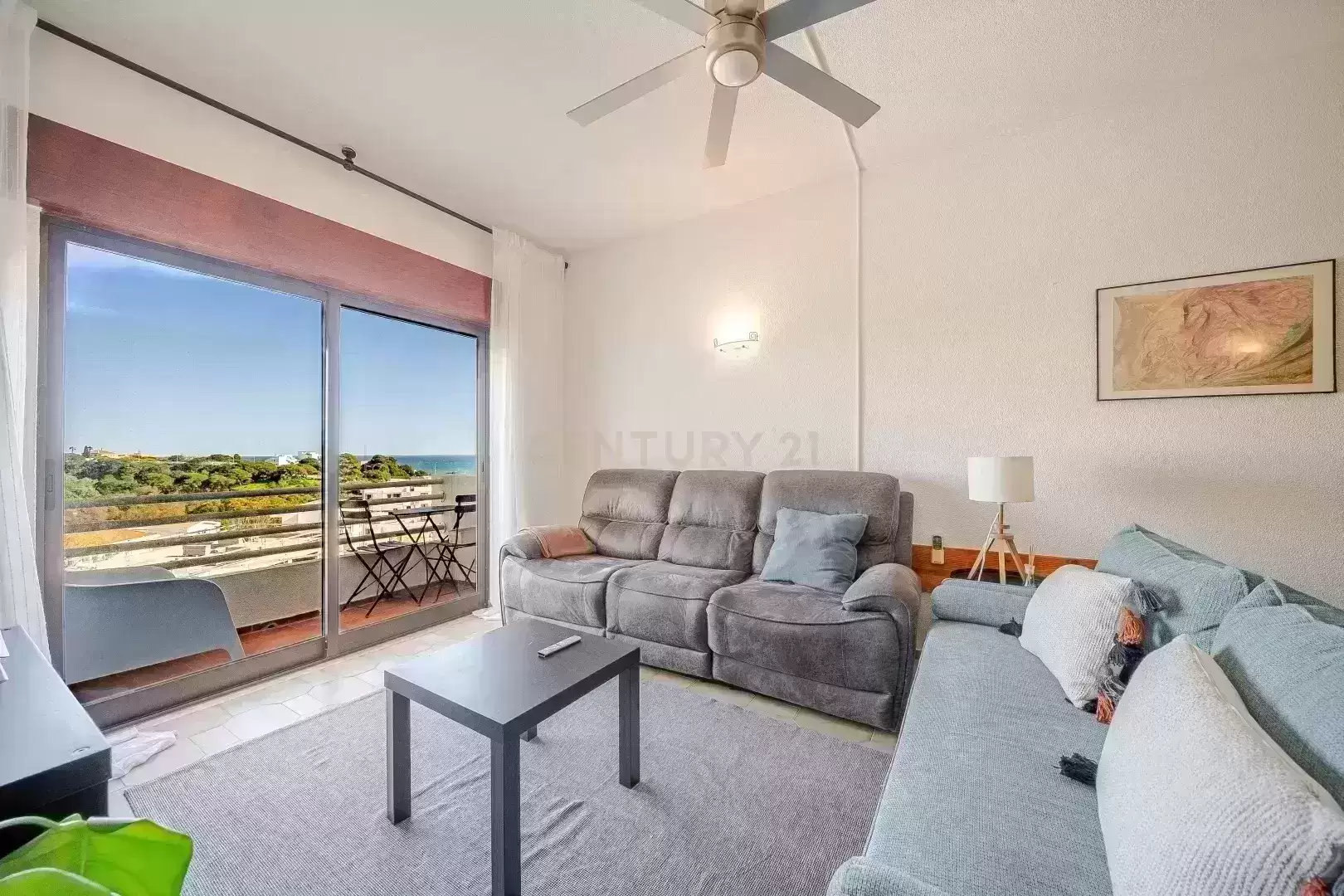 Apartamento T2 + Quarto Interior com Vista Mar a 300m da Praia no Centro de Albufeira