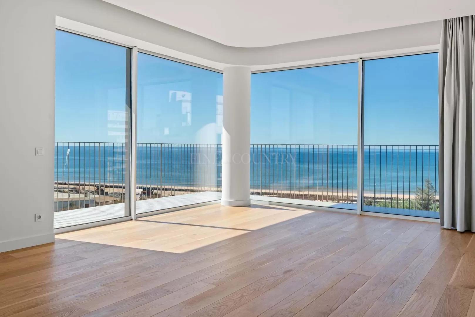 Penthouse luxo t3 frente mar para arrendar em Quarteira