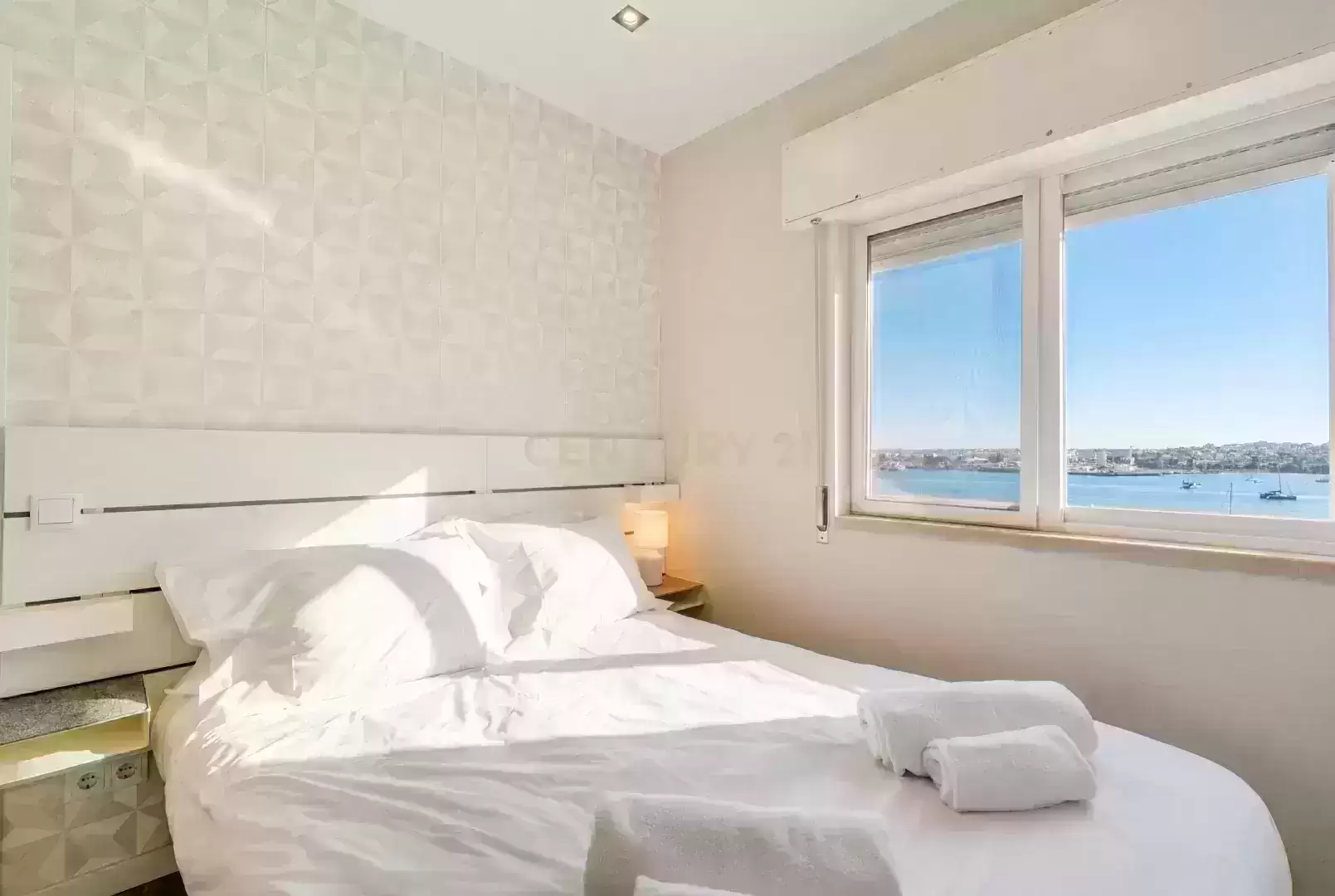 Apartamento T1 com Vista Rio Deslumbrante | AL | Terraço Comum | Estacionamento no Edifício | Como Novo