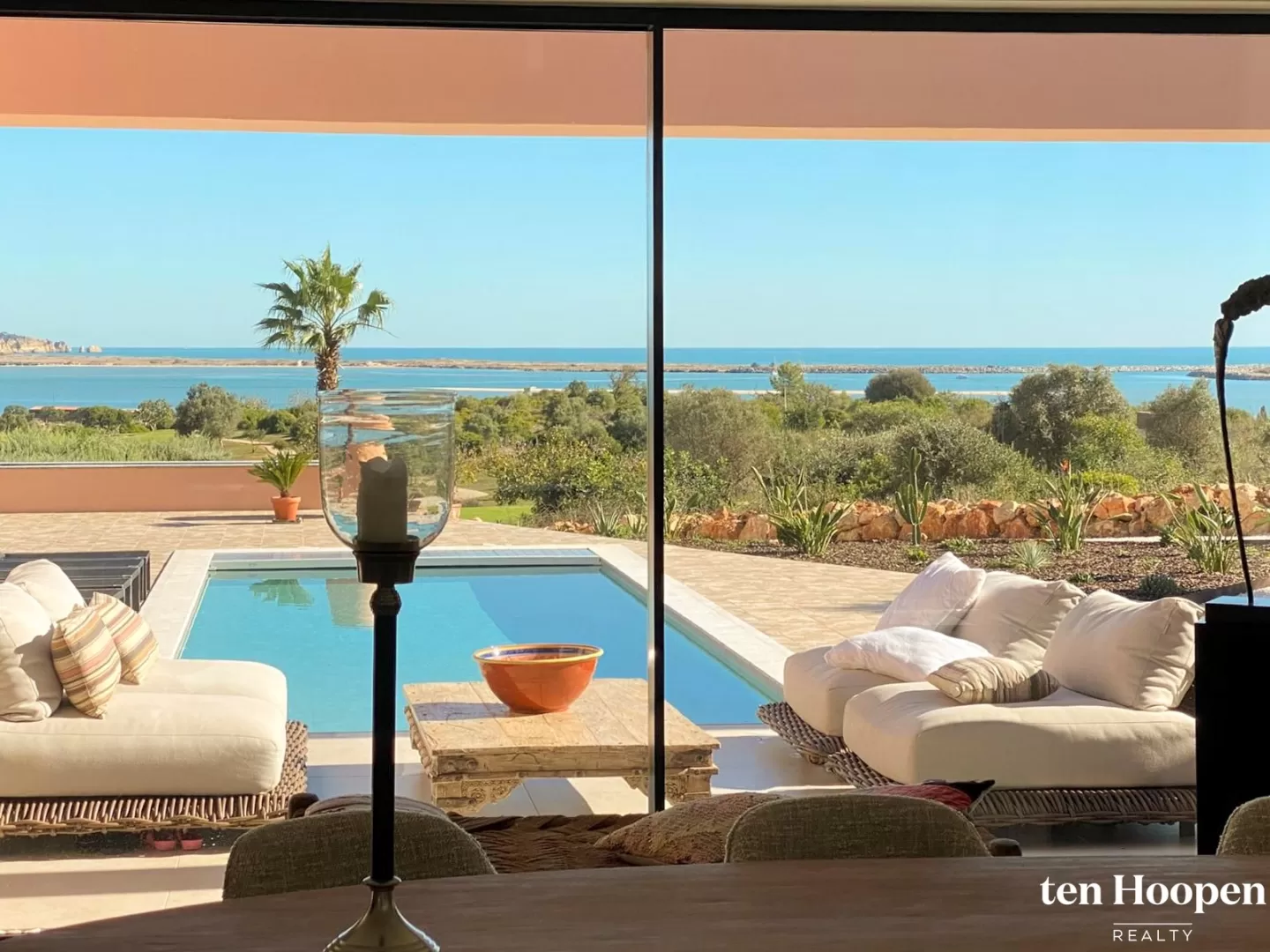 Uma Moradia Contemporânea Icónica no Palmares Golf com Vistas Panorâmicas para o Oceano