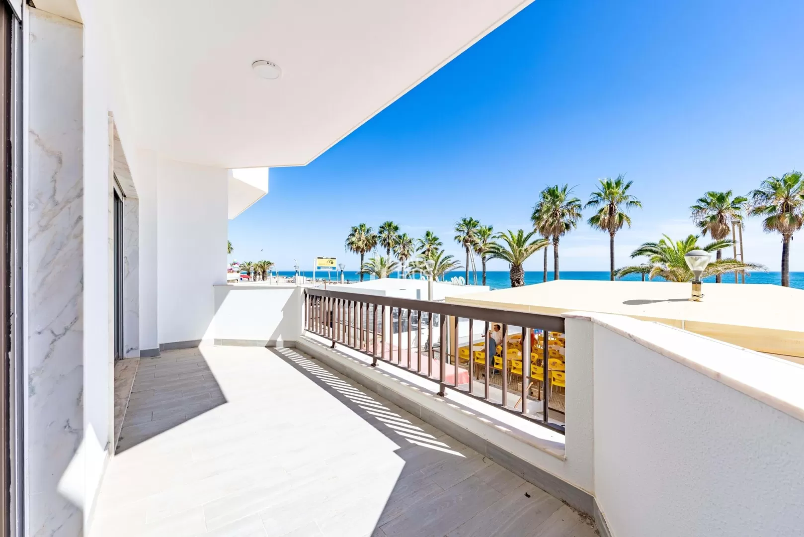 Apartamento T3 Renovado em Primeira Linha de Mar - Quarteira